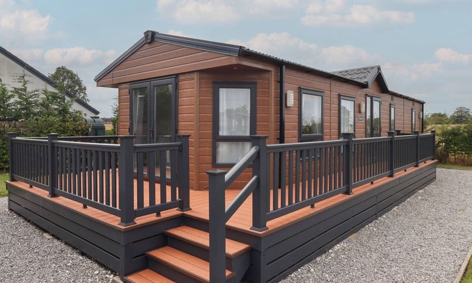 Great Hatfield Cottage | MEADOWS PARK 5, family friendly, with hot tub in Hornsea