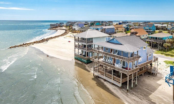 San Luis House | Meet Atlantis! Oceanfront Seating at its Finest!
