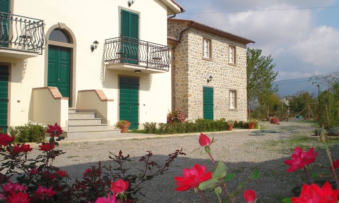 Cortona Apartment | Mela is a Self-Contained Apartment with a large Pool, free WiFi & parking