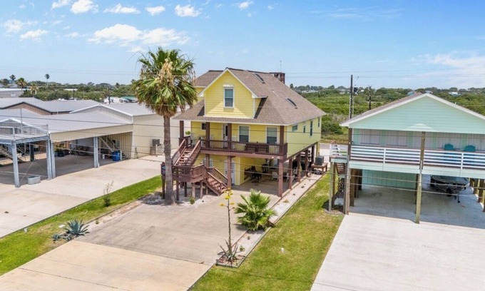 Port O Connor House | MELLOW YELLOW in Dolphin Point POC