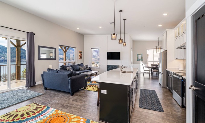 Manson Condo | Memorable Lake and Mountain Views Luxury Penthouse