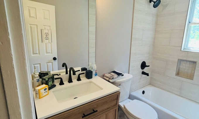 Memphis Apartment | Memphis Corporate Stay,Breakfast + Optional Transportation!