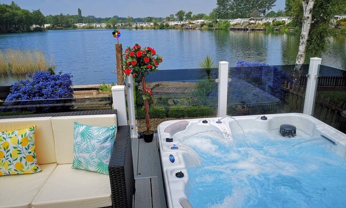 Tattershall Cabin | Meridian Tattershall Lakes Escape - Lakeside lodge with a fishing peg & HOT TUB