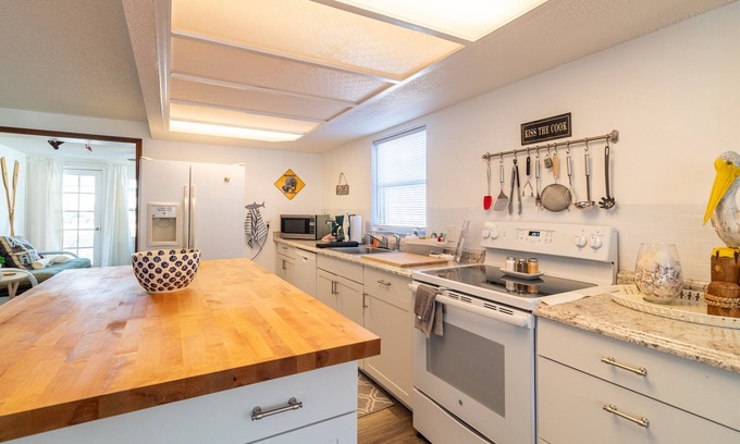 Weeki Wachee Gardens Cottage | Mermaid Cottage - Canal Front