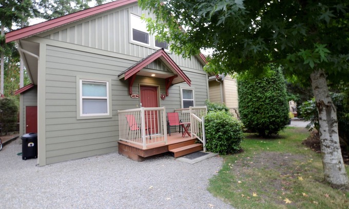 Regional District of Nanaimo Cottage | Mermaid Cottage Short Walk to Rathtrevor Beach. 3 Bedroom 2 Bathroom cottage.