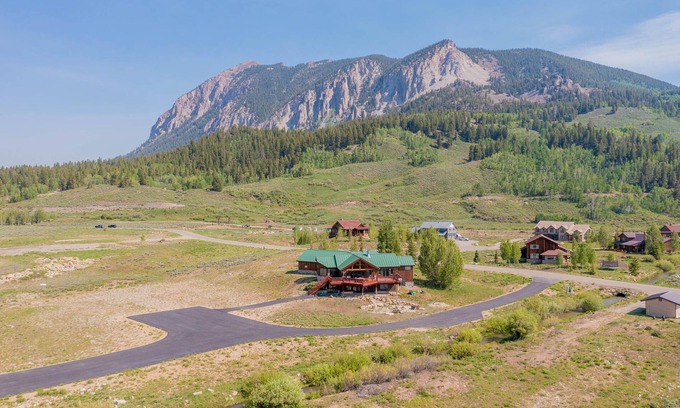 Crested Butte Ski Chalet | Mesmerizing Vistas- Limitless Summer and Winter Outdoor Activities