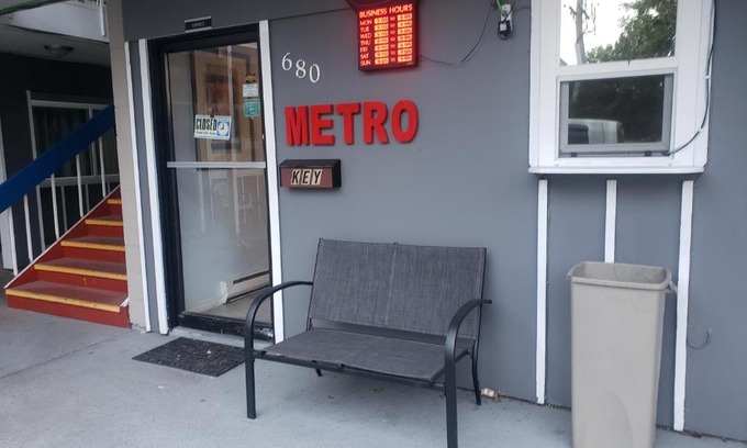 Burnside Hotel | Metro Inn