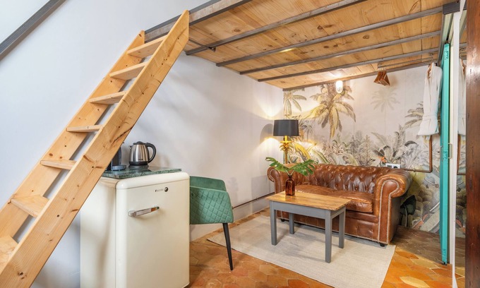 Old Town Bed & Breakfast | Mezzanine Room - DOG Admiral Urban Guest House