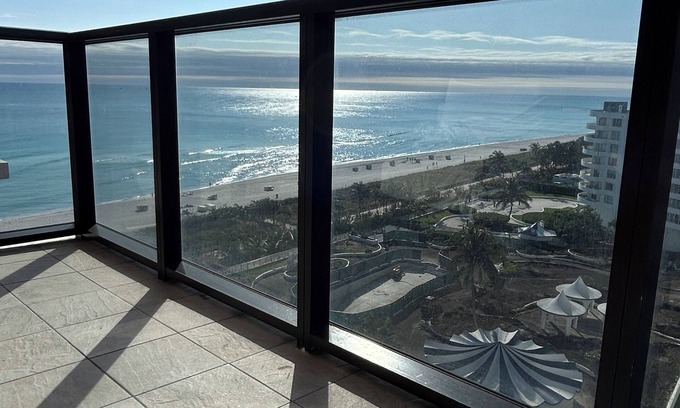 Mid Beach Condo | Miami Beach Alexander OCEAN FRONT suite multi pool resort Restaurant in building