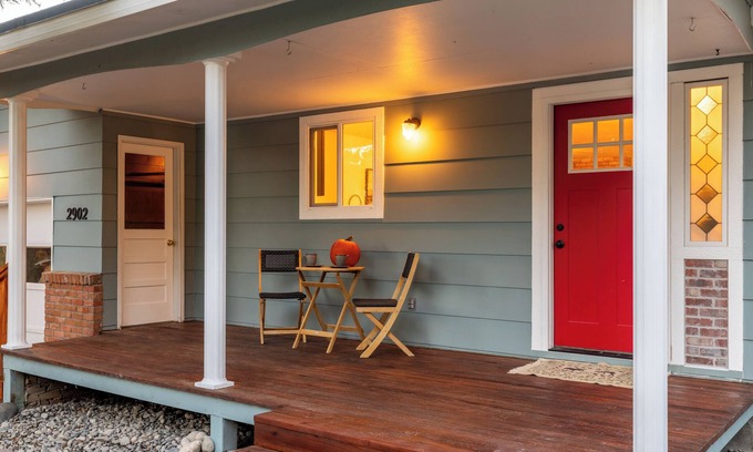 Rimrock House | Mid-Century 2 Bedroom Bungalow Retreat - Minutes to Downtown & Hospitals