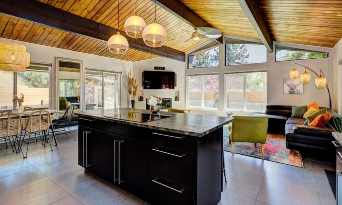 North End House | Mid-Century Hideaway in Boise’s North End - 10m to Downtown + 35m to Skiing.