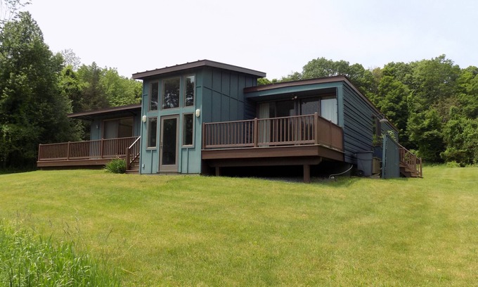Pine Plains House | Mid-Century Home Surrounded by Meadows
