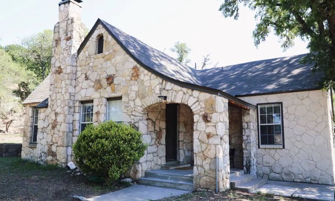 Kerrville House | Mid-Century Modern Limestone 2/2 Home