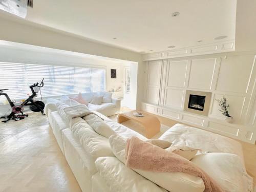 Mississauga Ski Chalet | Mid-century private retreat