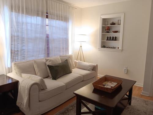 Eustis House | Mid Century Style Cottage Near Historic Downtown