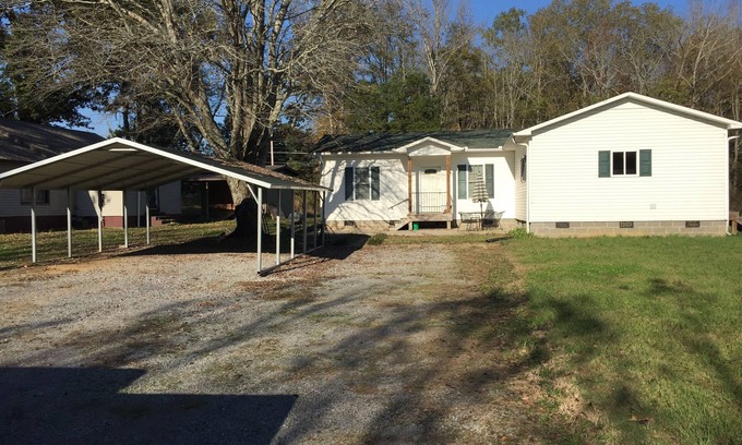 Scottsboro Cabin | Mid Lake & located less than .2 mi from the boat ramp! Covered parking w/Power.