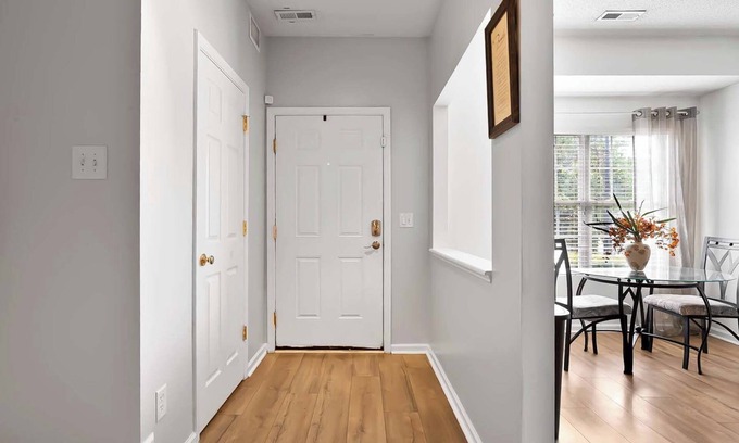East Raleigh House | Mid-Term Peaceful, Central, & Move In Ready Rental — 10 Min to Downtown Raleigh!