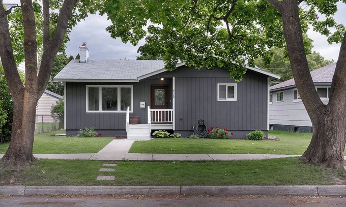 Kalispell House | Mid-Way on 3rd, Sleeps 10, Sauna and Firepit