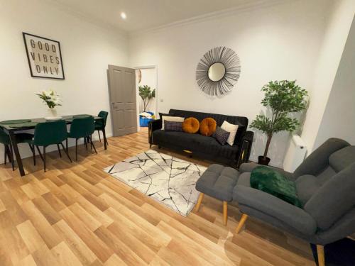 Middleton House | Middleton 4-Beds Sleeps 7 with Street Parking