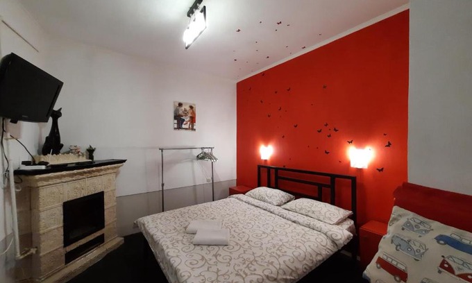 Lviv City Center Apartment | Midnight Cats' Apartment in Rynok Square Світло є завжди!