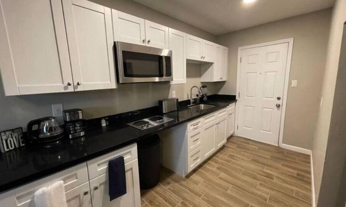 Cheery Lynn House | Midtown 1BR – Stylish Unit D