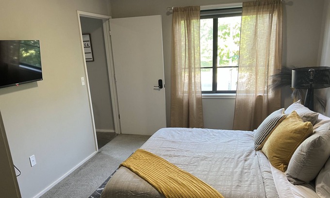 Central Hyde Park Apartment | Midtown KC/Near Everything/2bd 2 bath