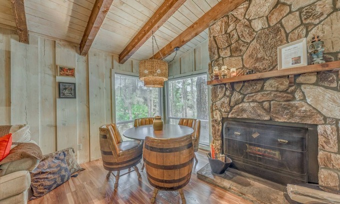 Ruidoso Cabin | Midtown Smart Cabin - Charming 3 bedroom cabin with WiFi and AC in Ruidoso