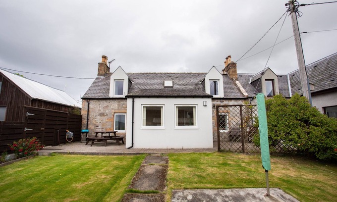 Alness Apartment | Mike’s Cottage | 3-Bed + Garden, Wi-Fi & Parking