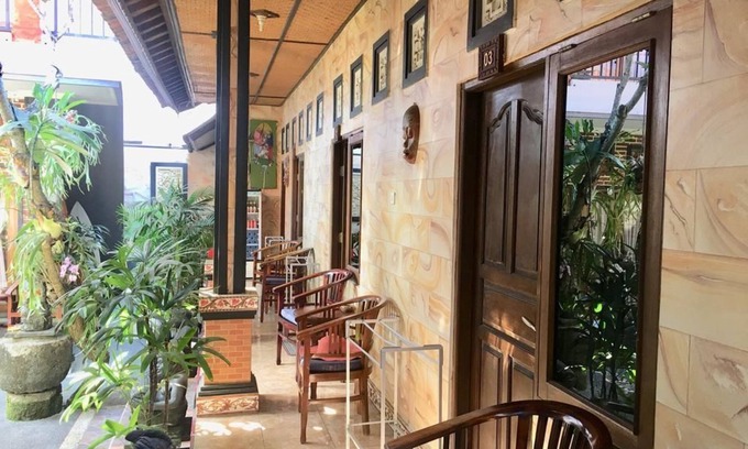Batu Bolong House | Mikuk Homestay