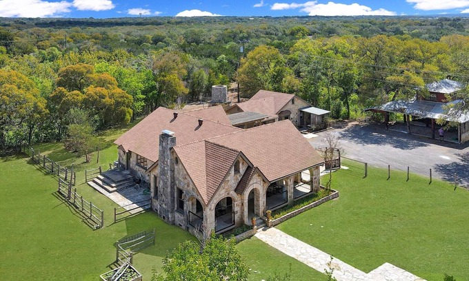 Dripping Springs House | Milk Bath Springs House | Pet Friendly - 1930's inspired Retreat!