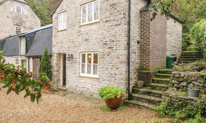 Upwey Cottage | MILL COTTAGE, romantic, with a garden in Upwey