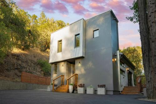 Healdsburg House | Mill Creek by AvantStay Modern Design Patio Hot Tub