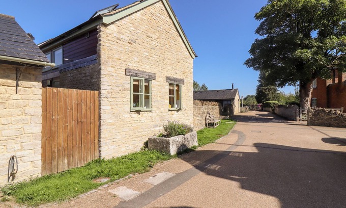 Cirencester House | MILL VIEW, romantic, with pool in Cotswold Water Park