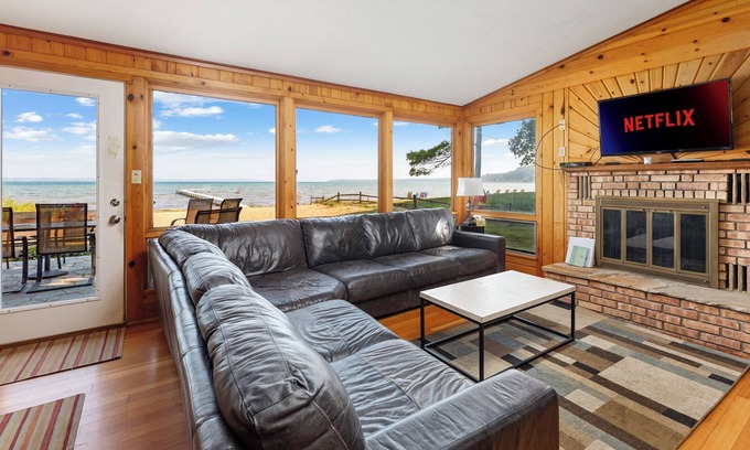 Traverse City House | 🐚 Million Dollar Views 5BDR Beachfront Living in East Bay ➠ 2175!