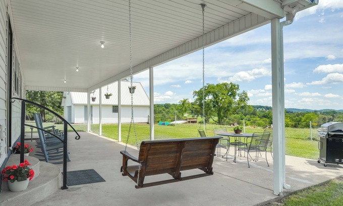 Rutherford County House | 'Milton Valley Stay' w/ Valley View & Porch Swing!