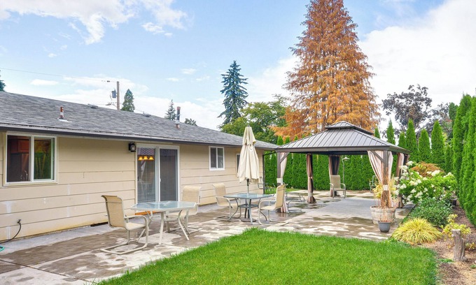 Oatfield House | Milwaukie Home w/Outdoor Dining Space