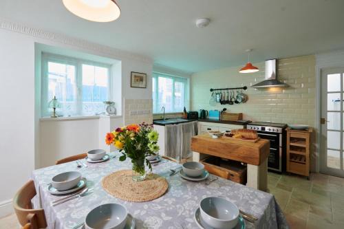 Laugharne House | Min Yr Afon- Central cosy Cottage, walk to restaurants and Castle