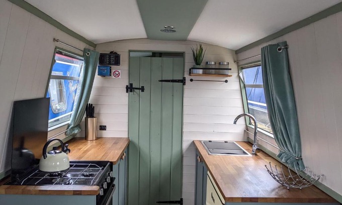 Tring Boat Rental | Mini Escape - 2 Berth Narrowboat on the Grand Union, Hertfordshire