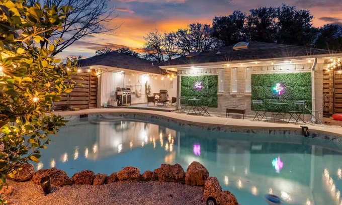 Lake Highlands House | Mini Golf | Pool | Game room | Stylish & Spacious | Wifi | Free Parking