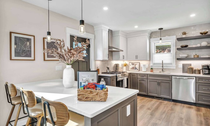 Detroit - Shoreway House | Mini Miracle: Murphy Bed, Sauna + Hot Tub, Pickle Ball, 2BR King Bed