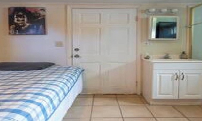Clearwater House | Mini Private-Entry Tranquil Room