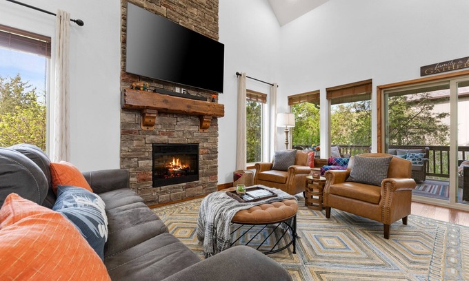 Hollister Cabin | Mini-Red Rock! Hot tub, Firepit, Dogs Welcome,