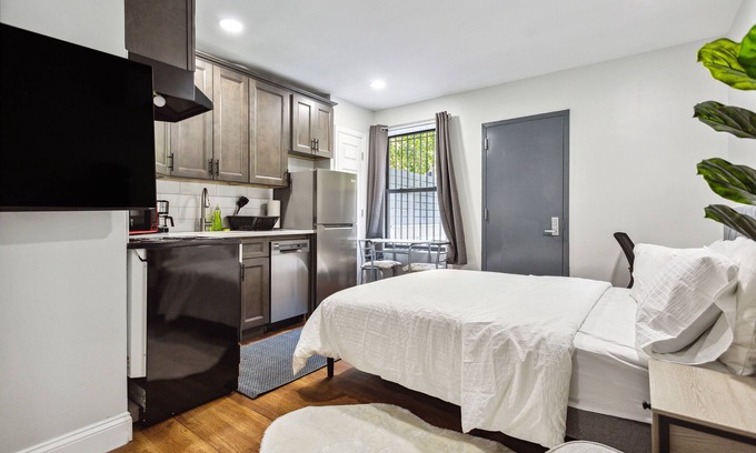 Central Park North Apartment | Minimalist Queen Studio Central Park Columbia Uni