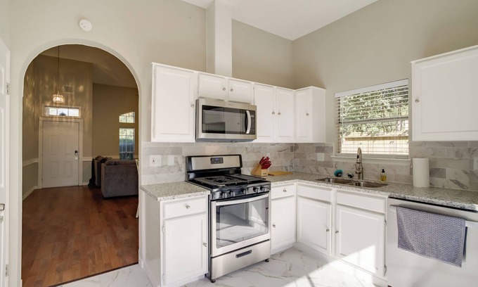 Louetta House | Minimalist Spring Vacation Rental w/Fireplace