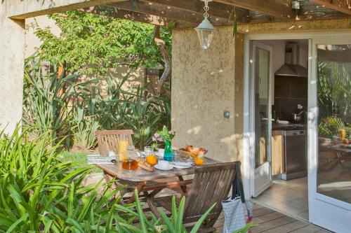 Calvi Villa | minivilla lilas indépendante à Calvi avec jardin et piscine jardin et bbq