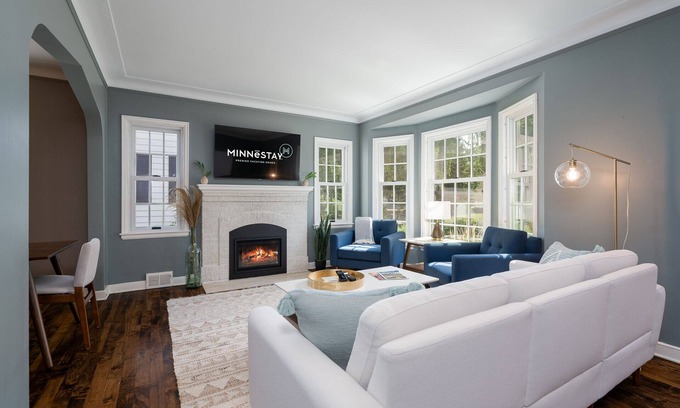 Robbinsdale House | MINNeSTAY* Shoreline Villa | Pool