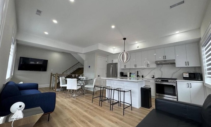 Dovercourt Park Apartment | Mins from Toronto Downtown UFT Exhibition Place
