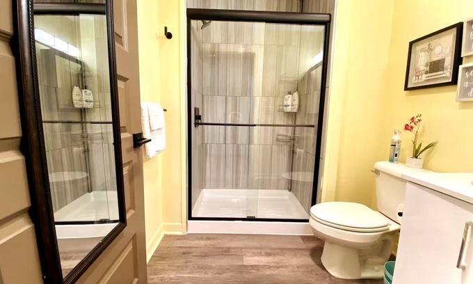 Midtown Apartment | ~Mins to DMC/Perfect for Monthly stays!