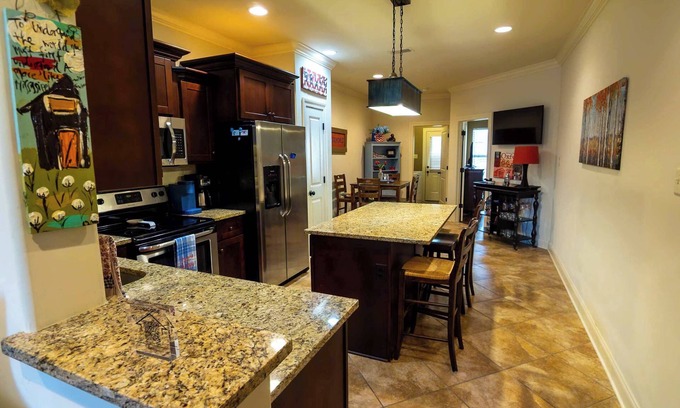 Oxford House | Mins to Ole Miss~Private Yard~Communal Pool~Grill