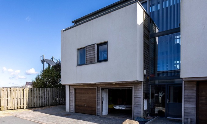 Rhosneigr Cottage | Minstrel Lodge : Spacious 4‑Bed Pet-Friendly Villa with Sea Views in Rhosneigr | Managed by Anglesey